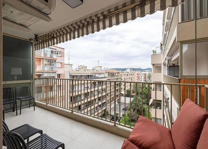 Renovated Flat 250m From The - Town Centre - 2br 6p Apartment Antibes